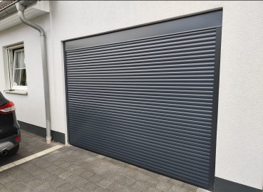 Garagentor in Anthrazit mit Motor